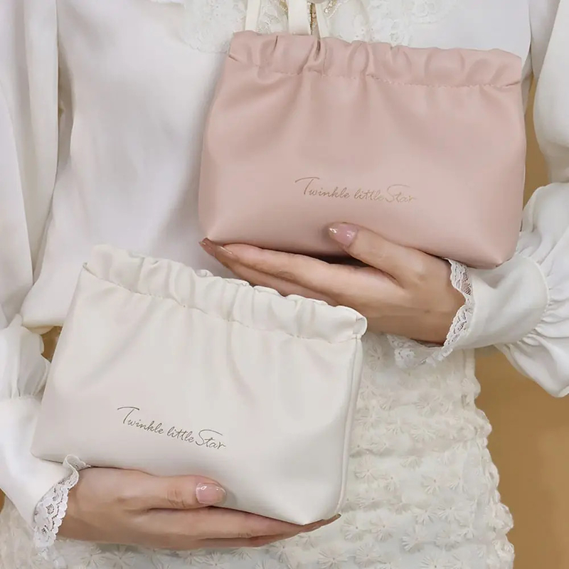 Logo personalizzato Borsa trucco Borsa da viaggio Prodotti igienici Borsa per labbra Borsa di stoccaggio Auricolare Gioielli Borsa a foglia mini borsa cosmetica borsa da mano femminile